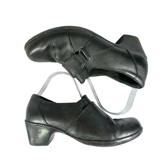 CLARKS! ULTRA COMFY BLACK GENUINE LEATHER STRAP & BUCKLE, HEELED LOAFERS! SZ 10M - Picture 7 of 10